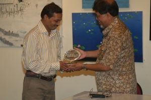 Shri. Suhas Bahulkar felicitate Artist Deepak Sutar at Artfest 09, Indiaart Gallery